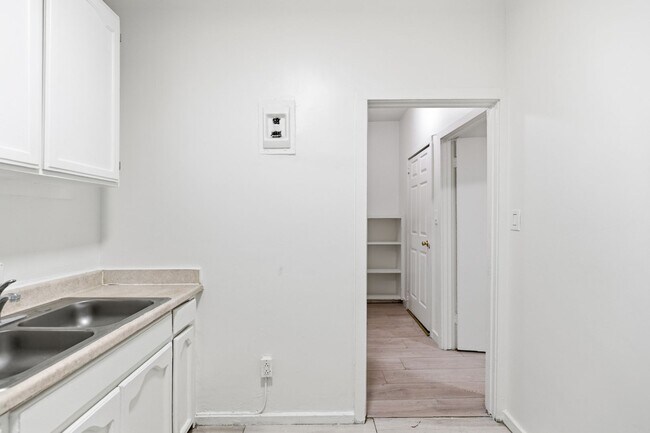 Foto del edificio - 5251 Main St