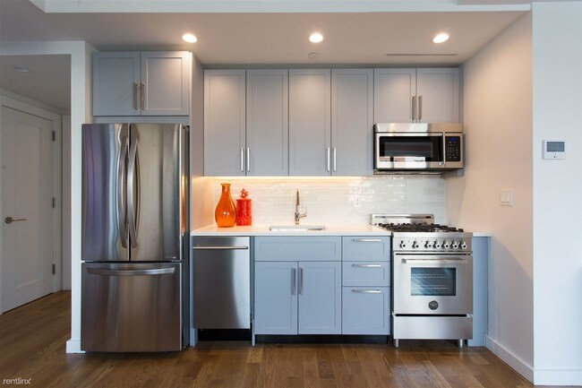 Building Photo - 359 Linden St