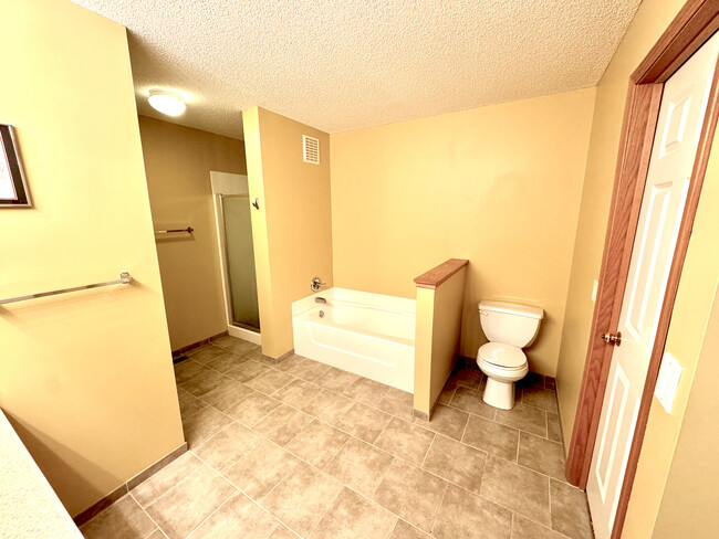 Full bathroom - 598 Willoughby Way W