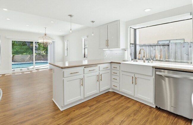 Foto del edificio - Stunning Upgraded 4BR Home with Pool in Desirable Rancho San Diego – Move-In Ready