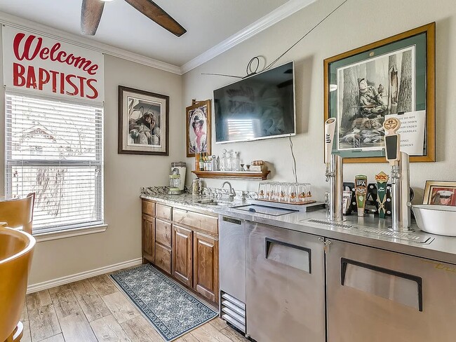 Building Photo - 1716 Lakeway Dr