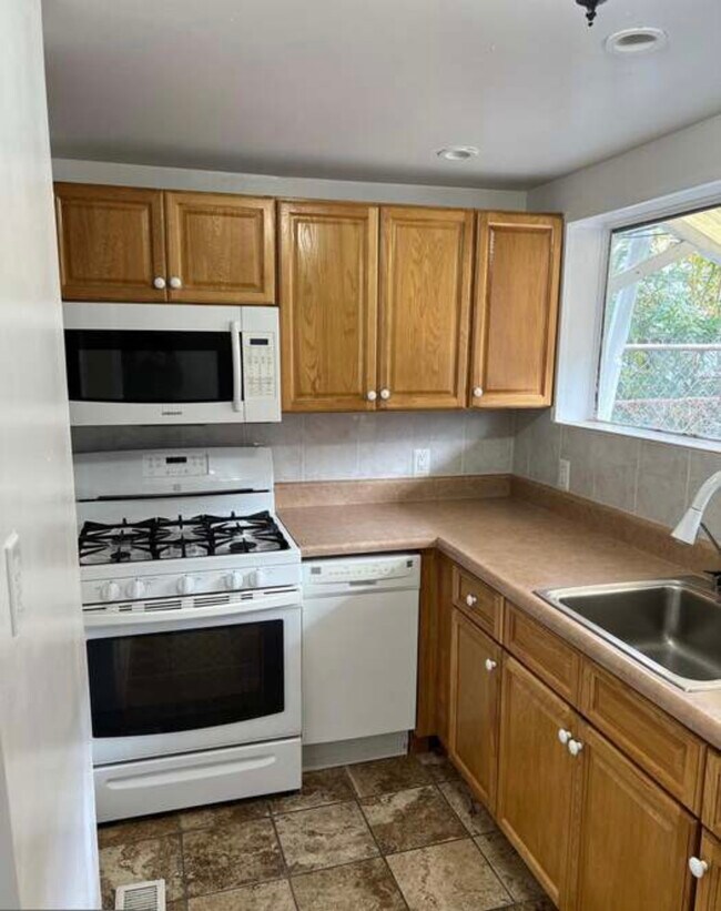 Building Photo - 3085 Tilton St