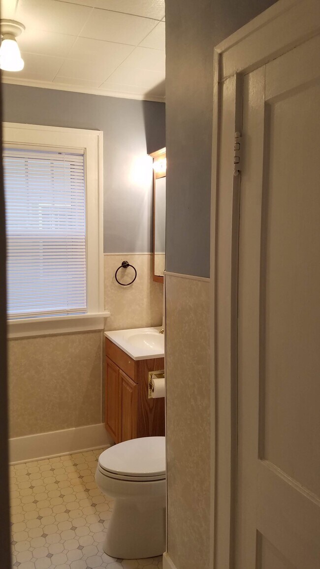 Bathroom - 1510 S Main Ave