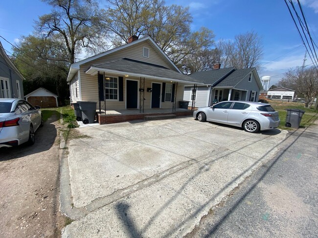Building Photo - Lawncare and water included- 1 Bed 1.5 Bat...