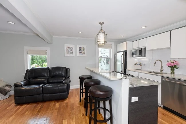 Building Photo - 194 Marion St