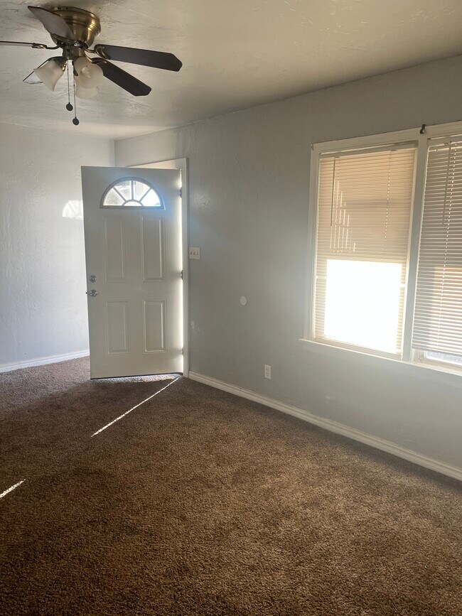 Building Photo - 908 Halsey Dr