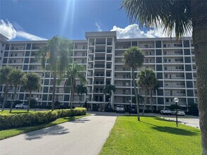 Building Photo - 3100 N Palm Aire Dr