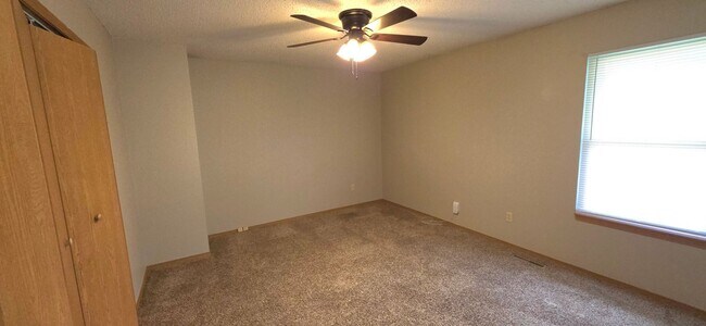 Building Photo - 2 Bedroom 2 Bathroom Duplex! Southwest Springfield! $1050! Kickapoo School District!