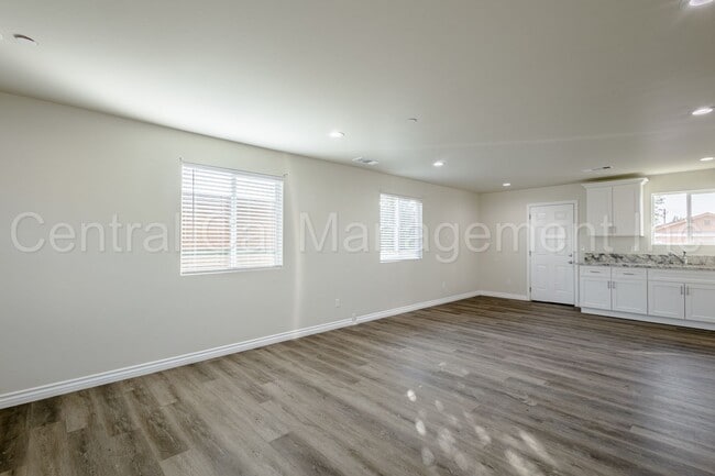 Building Photo - 541 Walker St