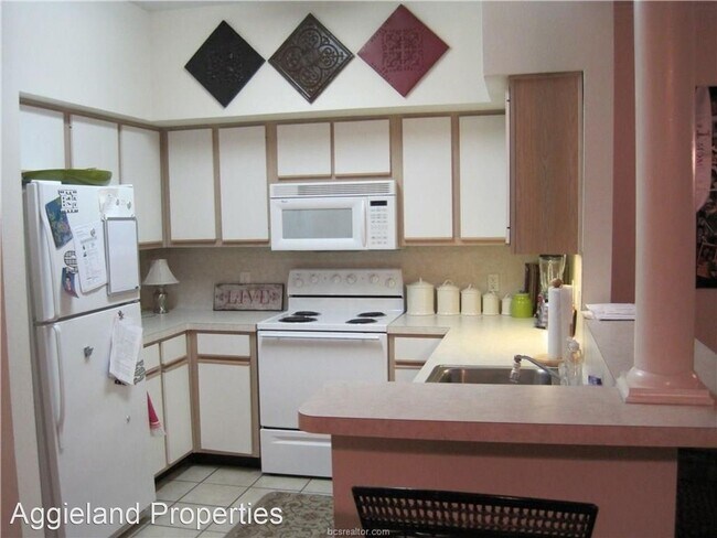 Building Photo - 4 br, 2.5 bath House - 1338 Canyon Creek Cir