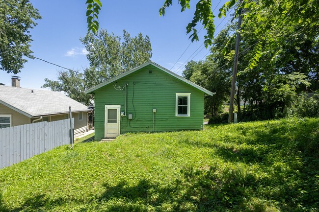 Building Photo - A Great 3BD/1BA Home That Has Been Renovated