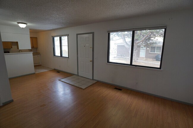Building Photo - Cute Townhome off Kipling and 285!!