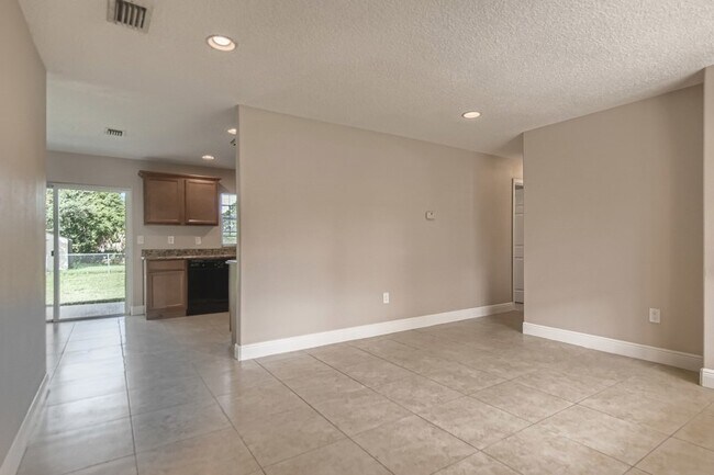 Building Photo - 104 Lake Gem Dr
