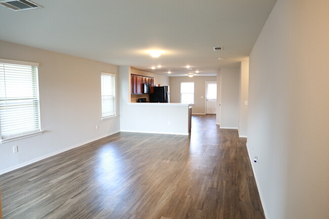 Foto del edificio - 2703 Summer Ln