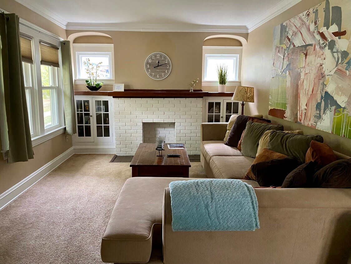 Living room - 1636-2 Grace Ave