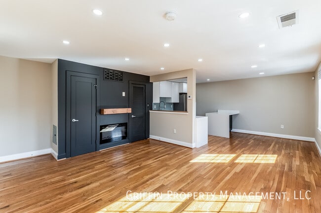 Building Photo - 2123 Young St SE