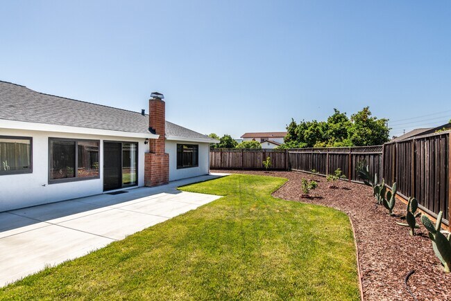 Building Photo - 4606 Lakeshore Dr