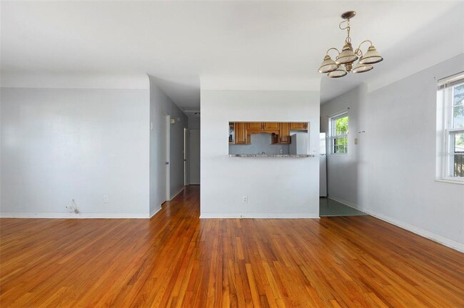 Foto del edificio - 2900 Leslee Lake Dr N