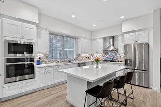 Building Photo - 985 Doheny Way
