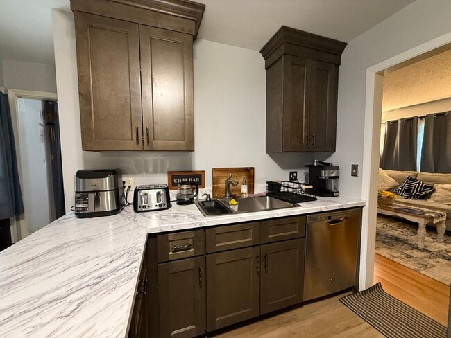 Foto del edificio - Beautiful 4 bed 2.5 Bath Bloomington SF Ho...