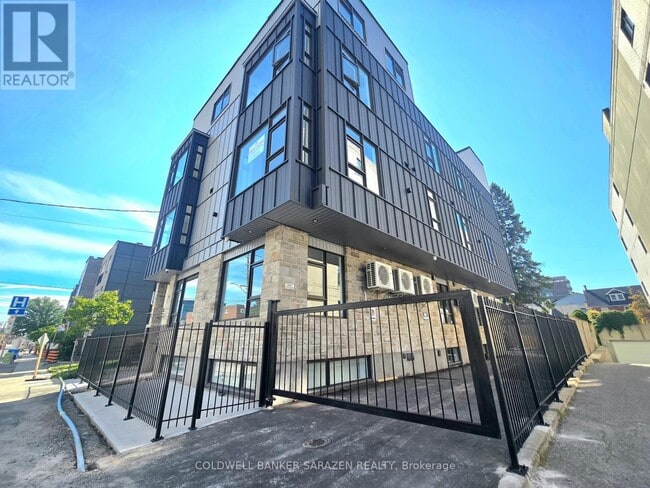 Photo du bâtiment - 10 McArthur Ave.