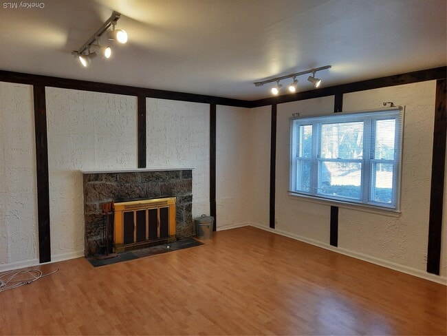 Building Photo - 22 Deepdale Dr