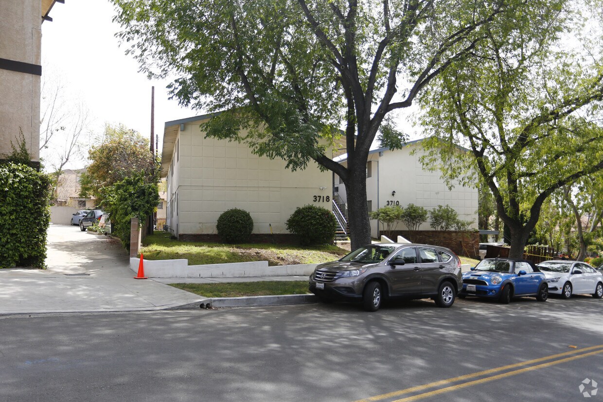 Building - 3710-3718 Roselawn Ave