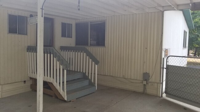 Building Photo - 3 bed/2 bath manufactured home on shared 2...
