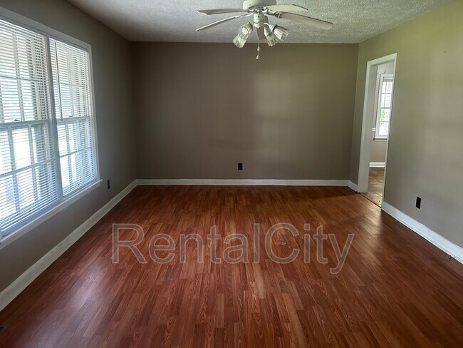 Foto del edificio - 30 Robin Hood Ln