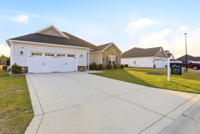 Building Photo - Spacious Living in Stateside – Comfort, Style & Convenience!