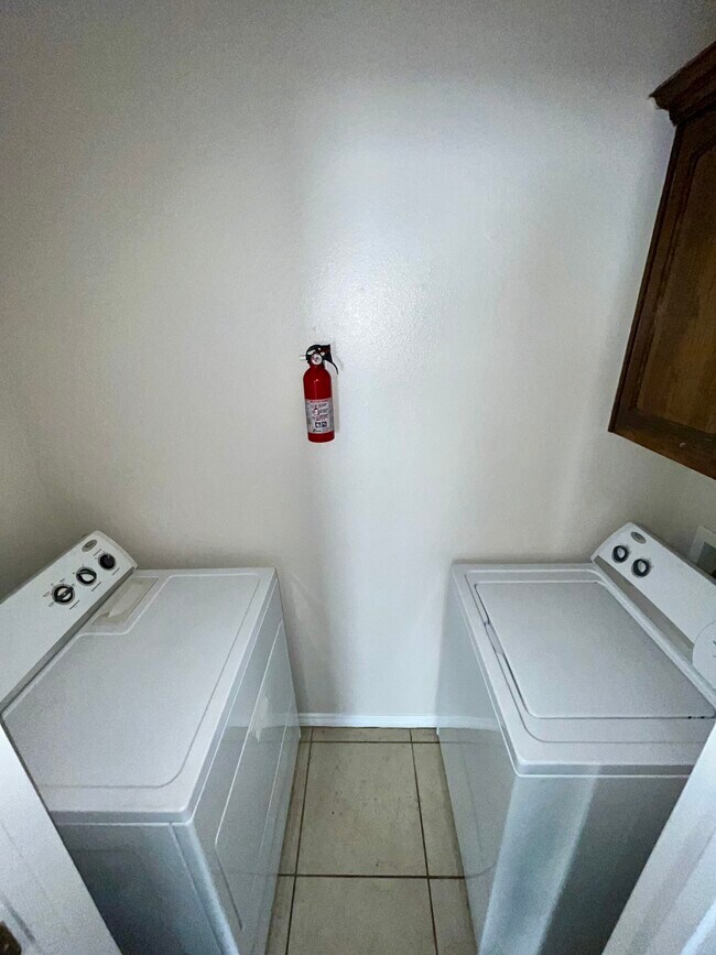 Building Photo - 2410 W Hackberry Ave