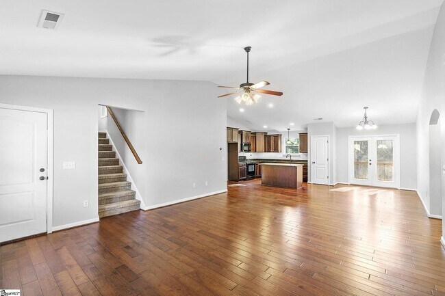 Sala de estar abierta - 207 Blacks Dr