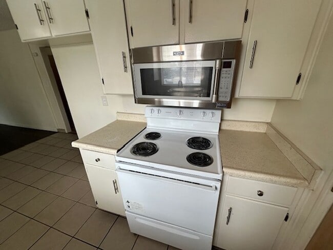 Building Photo - 2 bedroom 1 bathroom in NW Visalia! Close ...