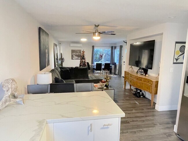 Foto del edificio - Newly Remodeled Home with HUGE Fenced Yard