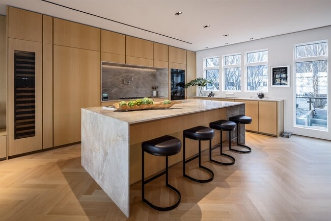 Building Photo - TH12 HENLEY Pl