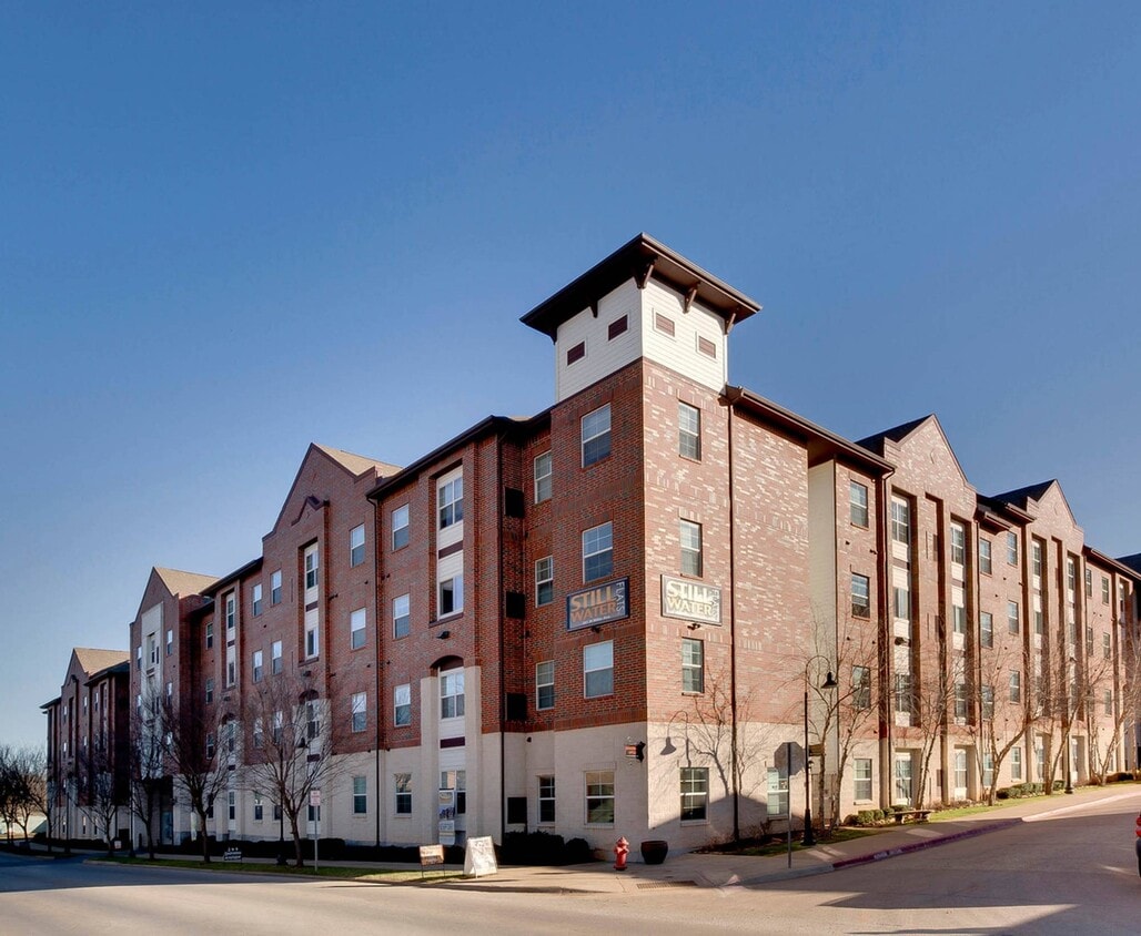 Primary Photo - 251 W Miller Ave