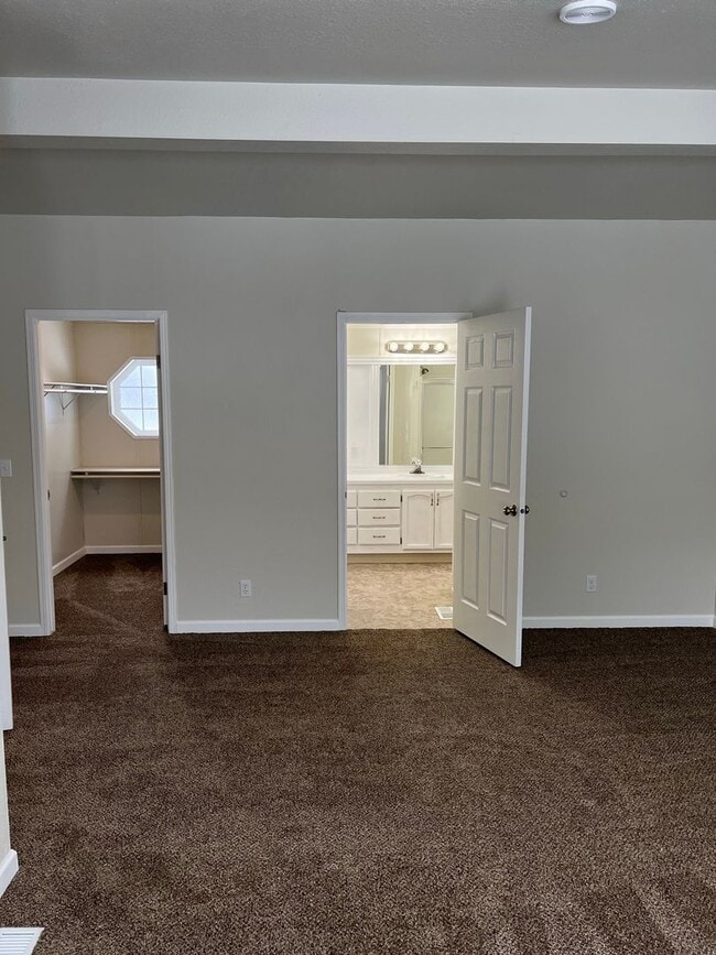Building Photo - Lovely 3 bedroom home on property