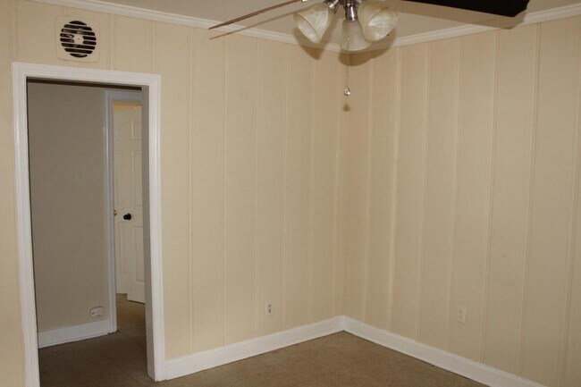 Building Photo - 3630 Live Oak Drive, Columbia, SC 29205