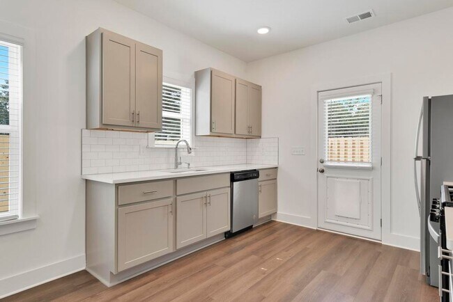 Foto del edificio - One Level Home with Garage and Fenced Back...