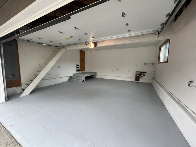 Building Photo - Spacious Living, Functional Comfort & Unbeatable Convenience