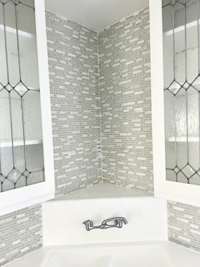 Building Photo - 11659 Mayfield Ave