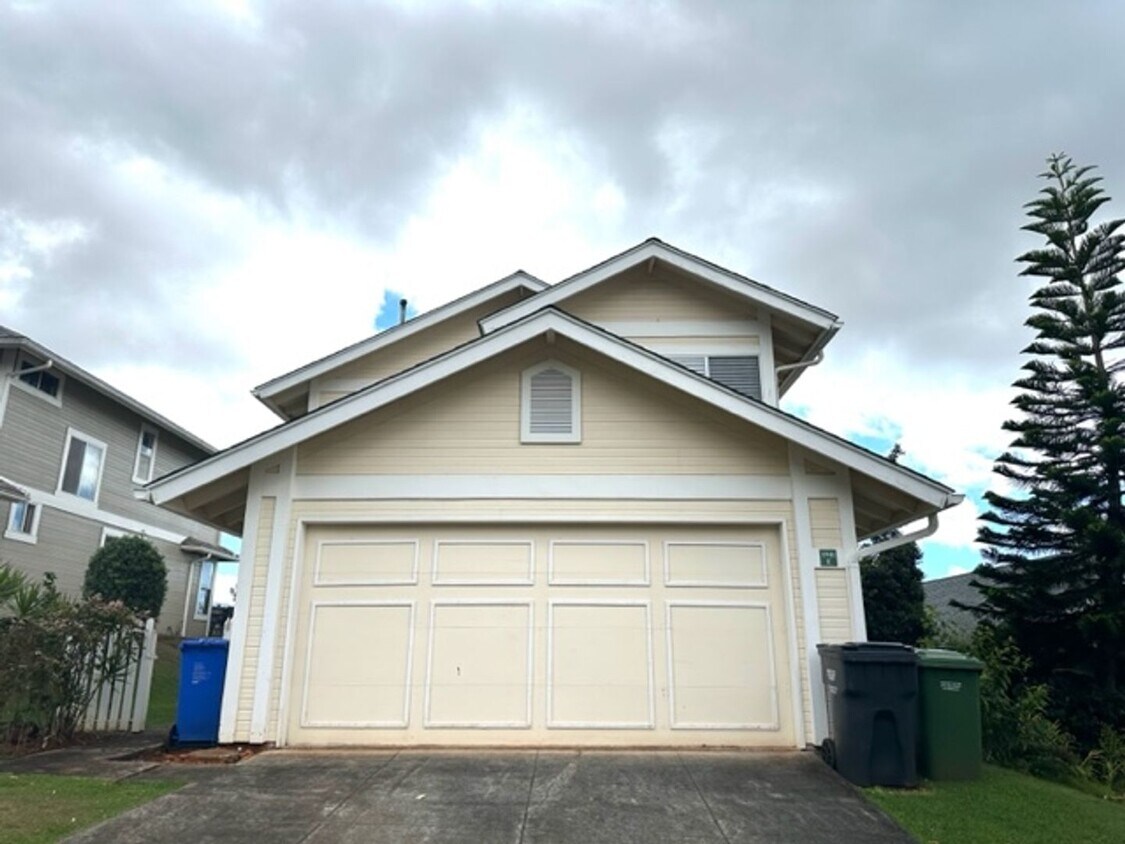 Primary Photo - 3 Bedroom, 2 Bathroom House (The Crest at ...