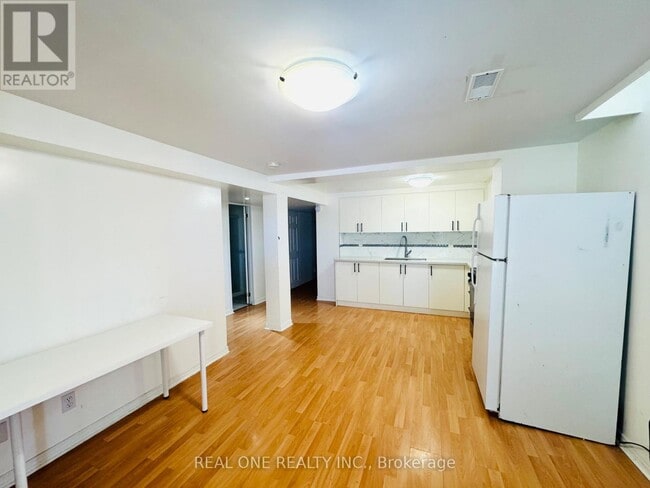 Building Photo - 50 Laguna Crescent
