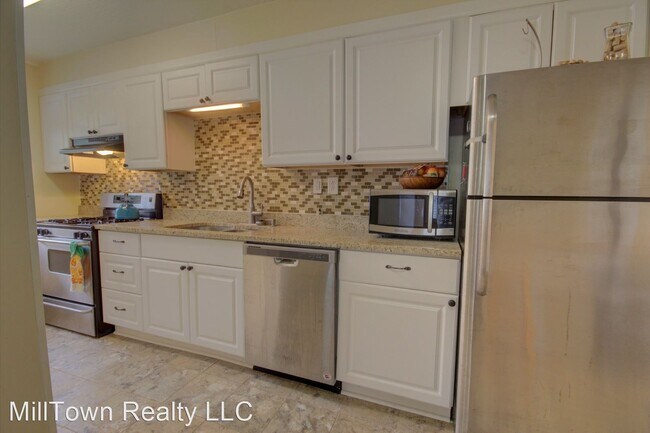 Building Photo - 3 br, 1 bath House - 2730 E Locust St