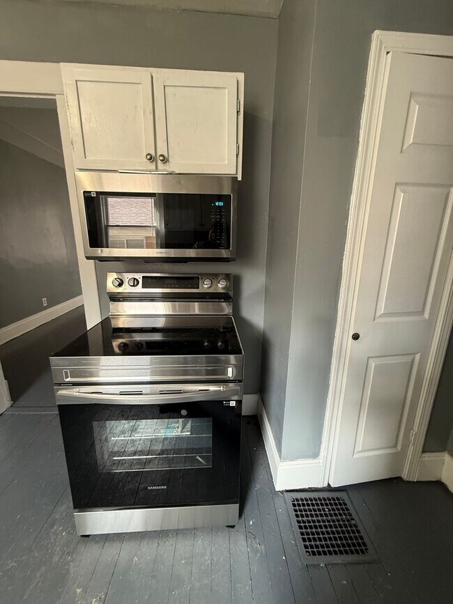 Building Photo - Spacious 2 bedroom home