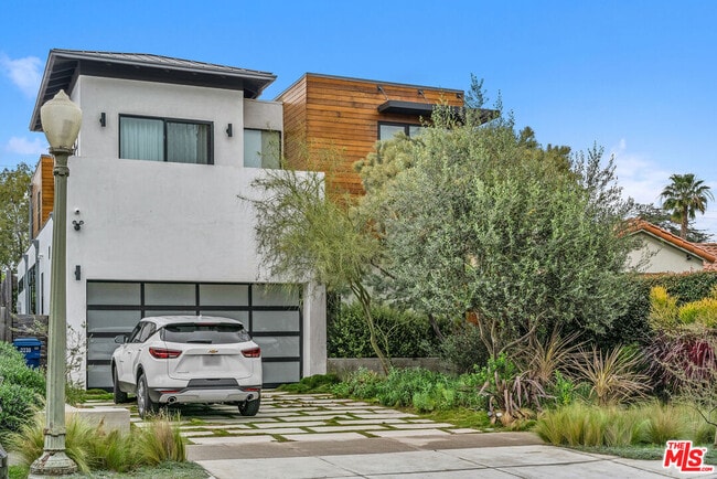 Foto del edificio - 2230 Malcolm Ave