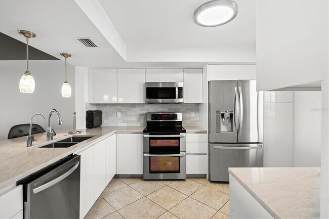 Foto del edificio - 9604 Cortez Rd W