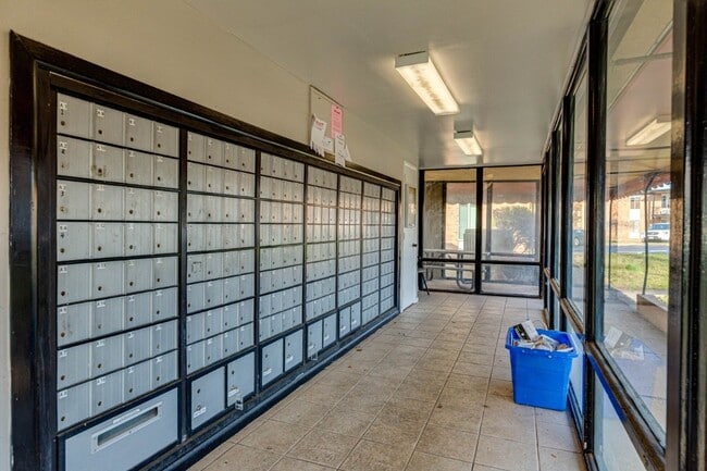 Building Photo - 2601 Hillsboro Pike