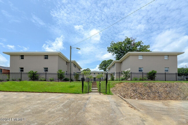 Building Photo - 2213 23rd Ave