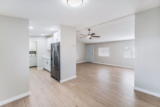 Foto del edificio - Welcome to this beautifully upgraded 3-bed, 2-bath single-family home in the heart of Sunrise Manor!